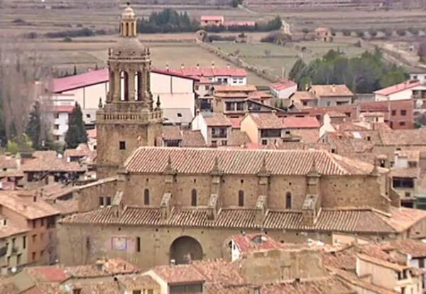 Vista panorámica de Rubielos de Mora, uno de los pueblos más bonitos de España, con su icónica iglesia en el centro.