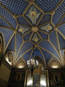 Bóveda de crucería y rosetón de la capilla neogótica con detalles en azul y dorado