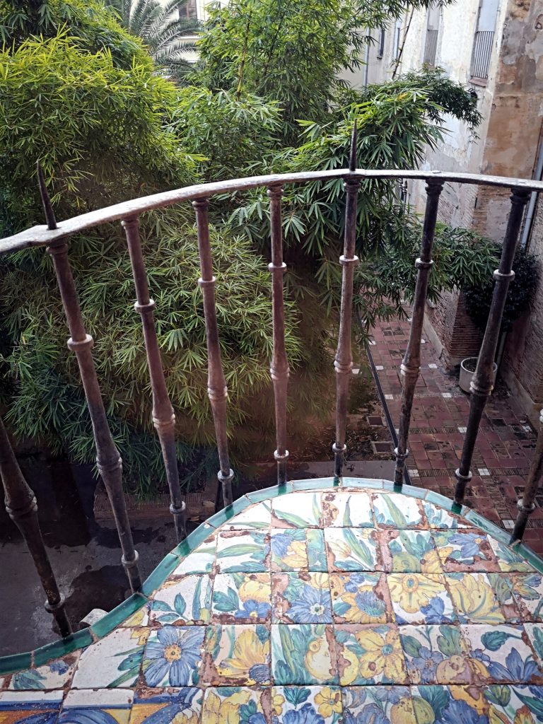 Detalle de un balcón en el Palacio Ducal de Gandia, con azulejo valenciano, rejas tradicionales y vistas al jardín