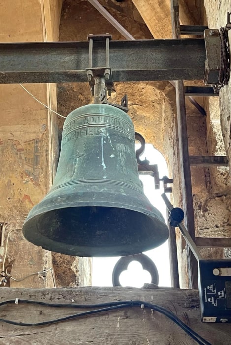 Campana histórica de la Catedral de Segorbe lista para el tradicional volteo, una celebración cultural y religiosa.