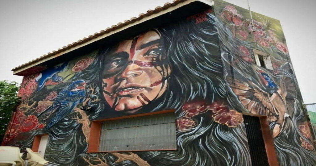 Grafiti artístico en la fachada de un edificio, parte del museo al aire libre en Geldo, Capital Cultural Valenciana 2023.