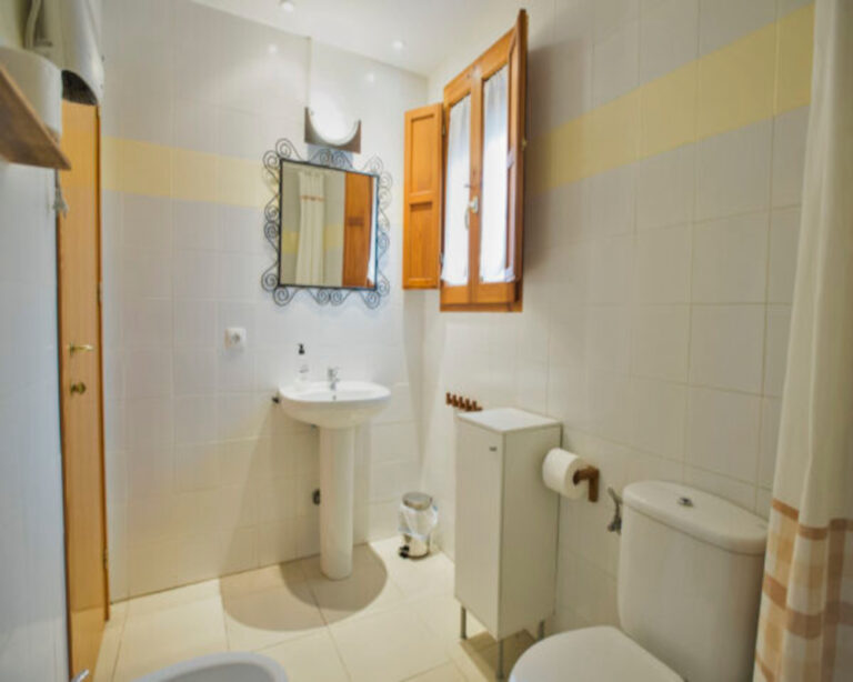 Baño privado con bañera en apartamento con encanto