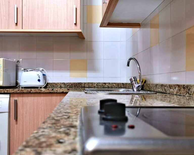 Cocina equipada y funcional en nuestro apartamento para 1 o 2 personas. Ideal para preparar tus propias comidas